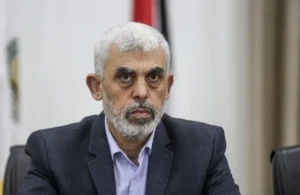 هيئة البث الإسرائيلية تنشر لقطات للسنوار وهو يتجول بين المباني وداخلها خلال الحرب (فيديو)